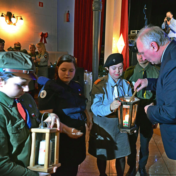 Betlejemskie wiato Pokoju dotaro do Midzyzdrojw. Wigilia miejska w MDK-u. Zobacz zdjcia!