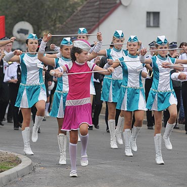 Wysoka Kamie�ska: Stra�acy maj� zmodernizowan� remiz� i samoch�d, a pi�karze nowe boisko