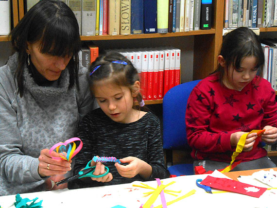 W kamieskiej bibliotece powstay pikne, witeczne ozdoby!