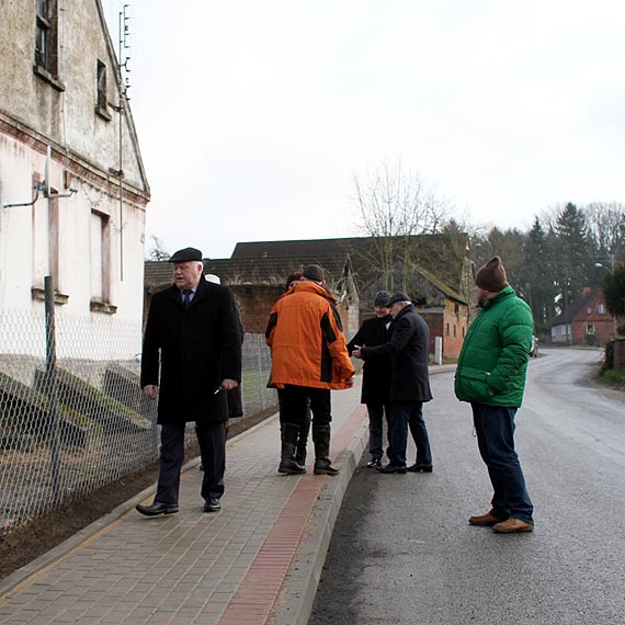 W prezencie witecznym od powiatu i gminy nowe chodniki w Mechowie i Upadych