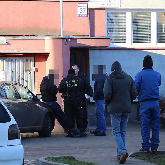 Na Matejki 37 zamordowano młodego mężczyznę. Funkcjonariusze policji ustalają okoliczności zabójstwa. Zobacz film!