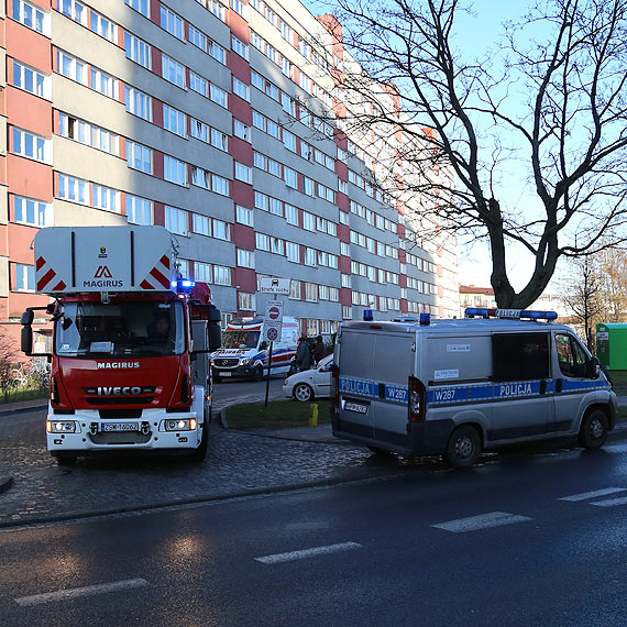 Na Matejki 37 zamordowano młodego mężczyznę. Funkcjonariusze policji ustalają okoliczności zabójstwa. Zobacz film!