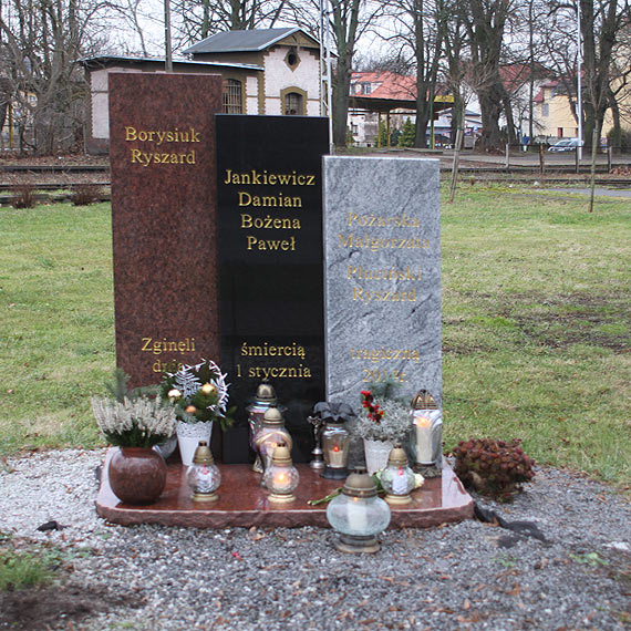 Znicze na miejscu tragedii sprzed 3 lat