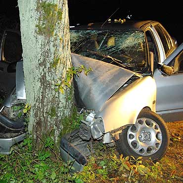 Pijany kierowca uderzy� w drzewo, dwie osoby s� ranne