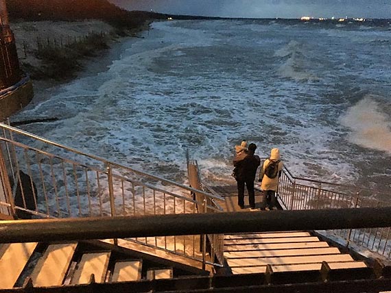 W Międzyzdrojach nie ma już plaży! - morze wdarło się pod wydmy