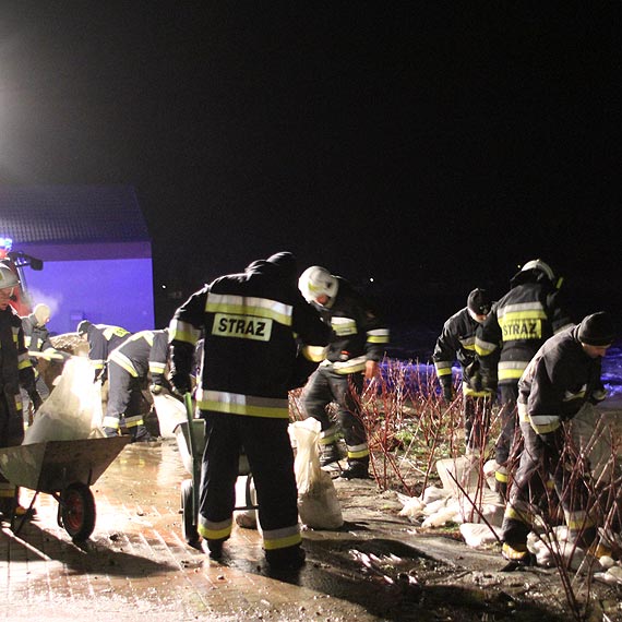 Strażacy walczyli z falami, wiatrem oraz śniegiem na Dziwnie w Dziwnowie