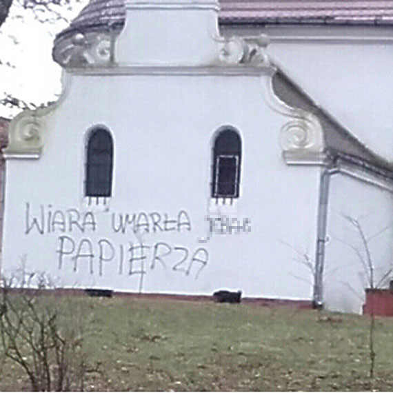 Mieszkaniec powiatu kamieskiego pomalowa farb drzwi wejciowe do Sdu Rejonowego, ciany kocioa oraz Prokuratury Rejonowej