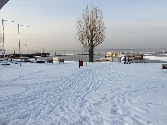 Marina po sezonie ju nie taka pikna - zasypana niegiem, zapomniana