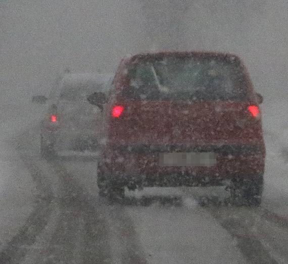nieyca dotara do powiatu kamieskiego. Kierowcy uwaajcie, jest bardzo lisko, a niektre drogi mog okaza si nieprzejezdne
