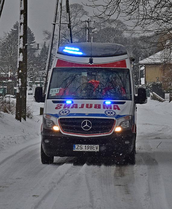 Ze warunki jazdy na zasypanych drogach. Walka o cenne sekundy by uratowa ycie