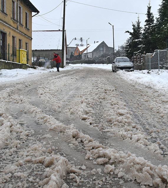 Ze warunki jazdy na zasypanych drogach. Walka o cenne sekundy by uratowa ycie