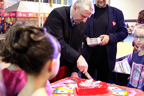 Burmistrz Kamienia Pomorskiego wylicytowa za 1050 zotych tort ktrym poczstowa mieszkacw miasta