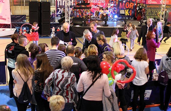 Burmistrz Kamienia Pomorskiego wylicytowa za 1050 zotych tort ktrym poczstowa mieszkacw miasta