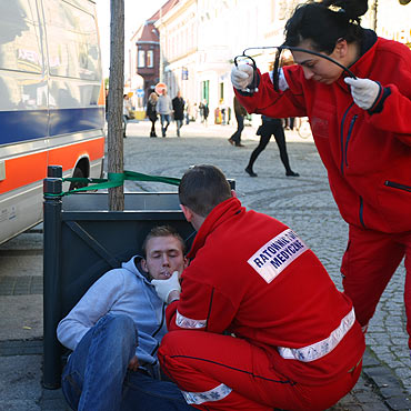 �winouj�cie: Straci� przytomno�� po dopalaczach! Zobacz film!