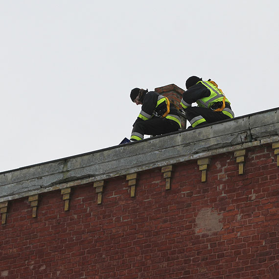 Straacy z Koczewa walczyli z lodem... na dachu