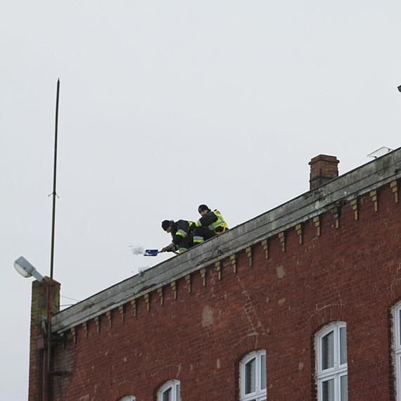 Straacy z Koczewa walczyli z lodem... na dachu