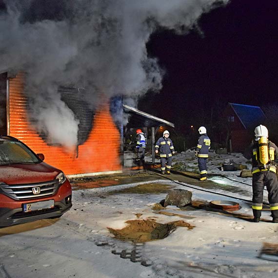 Pożar domku na działkach. Poparzony mężczyzna przebywa w szpitalu