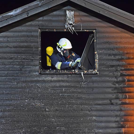 Pożar domku na działkach. Poparzony mężczyzna przebywa w szpitalu