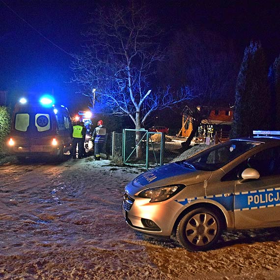 Pożar domku na działkach. Poparzony mężczyzna przebywa w szpitalu