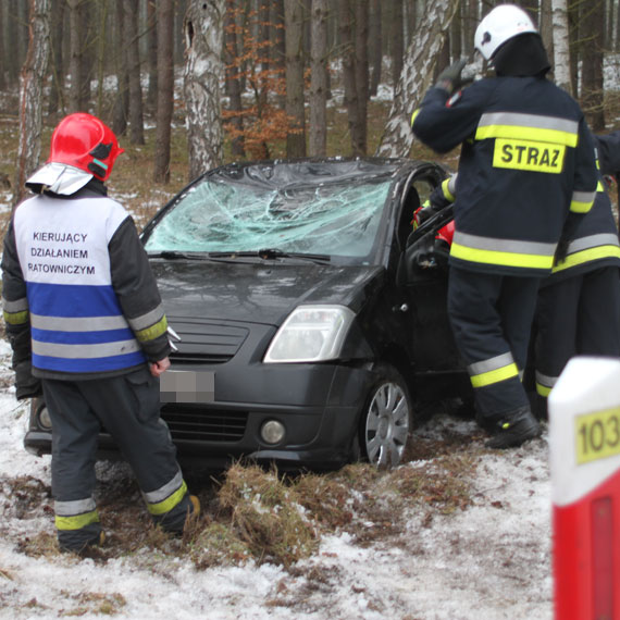 Citroen dachowa na drodze wojewdzkiej 103 pod miejscowoci Jatki