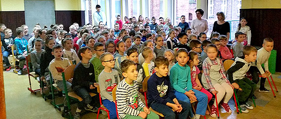 Policjanci spotkali się z dziećmi i młodzieżą z placówek oświatowych. Akcja Bezpieczne Ferie!