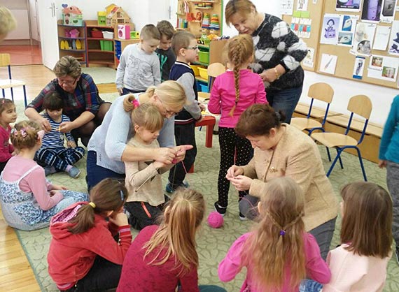 Kamieskie UTW z kolejn wizyt w przedszkolu