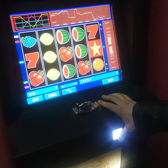 Czytelnik: Niech policja zainteresuje si lokalem, gdzie zamiast ksiek s maszyny!