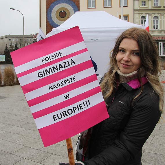 Komitet Obrony Demokracji zbiera podpisy za referendum szkolnym