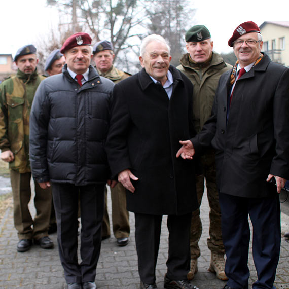 Delegacja Stowarzyszenia byłych żołnierzy 1. bszt na uroczystościach w Dębowcu