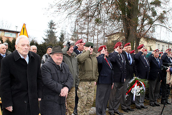 Delegacja Stowarzyszenia byłych żołnierzy 1. bszt na uroczystościach w Dębowcu