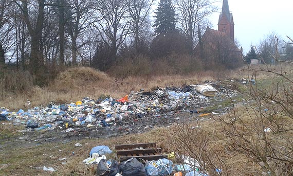 Dzikie wysypisko w Gostyniu - śmieci wciąż przybywa, fruwają po okolicy