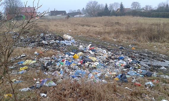 Dzikie wysypisko w Gostyniu - śmieci wciąż przybywa, fruwają po okolicy