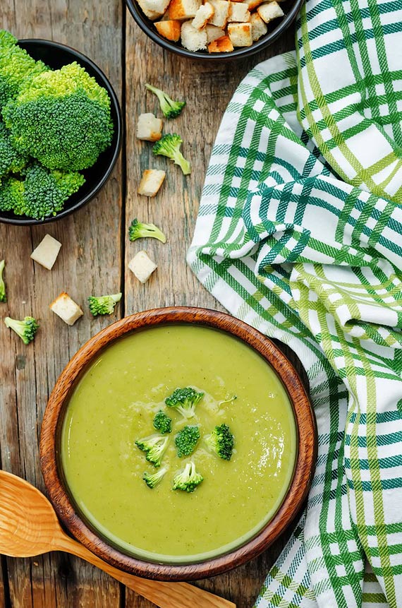 Lekko i świeżo – przepis na krem z brokułów z dodatkiem serka topionego