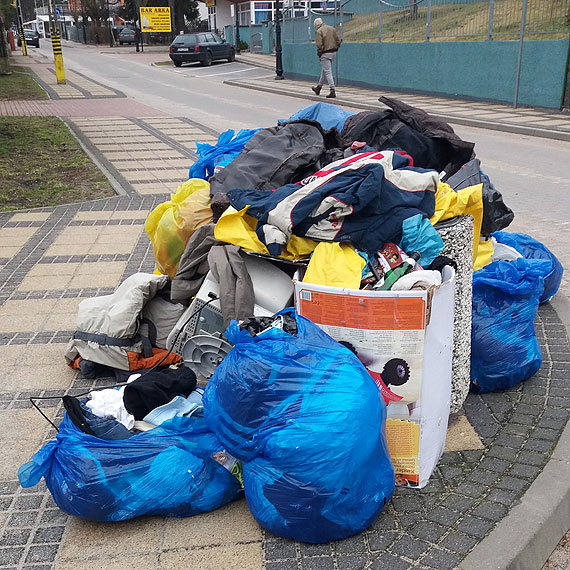 Czytelnik: Niechlujstwo a razi w oczy. Gra mieci zalega w centrum Midzyzdrojw!