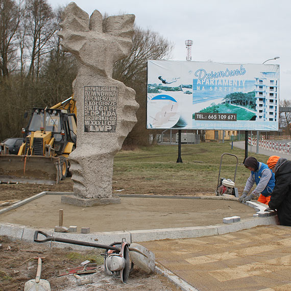 Renowacja pomnika w Dziwnówku