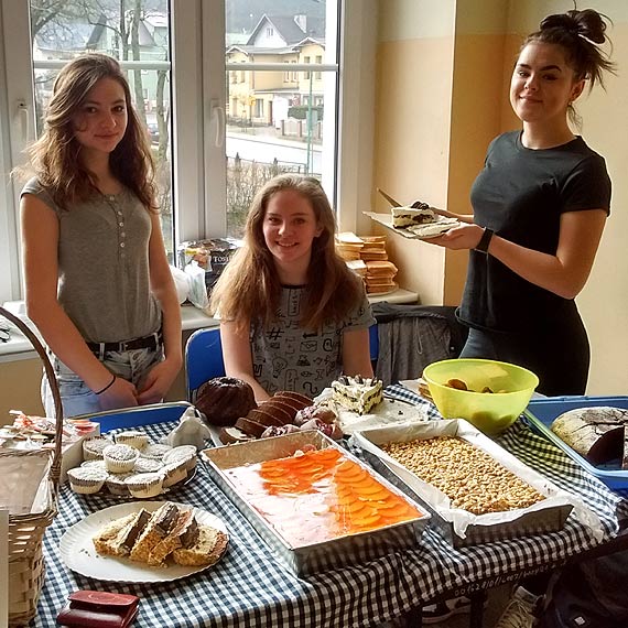 Kawiarenka z pysznościami - gorące serca gimnazjalistów