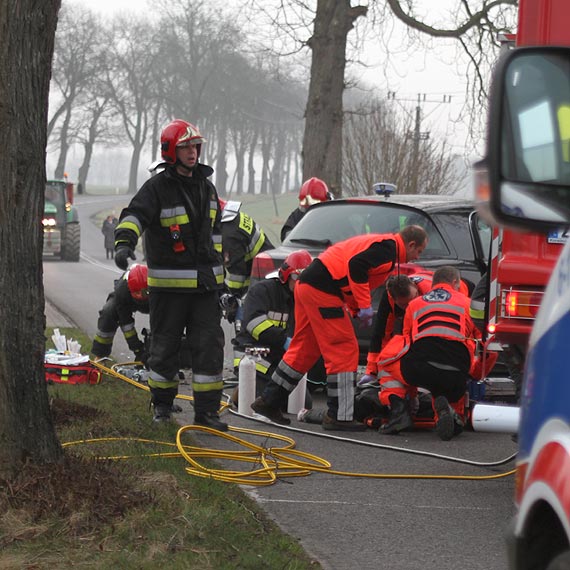 Dramatyczna walka o ycie kierowcy trwaa kilkadziesit minut