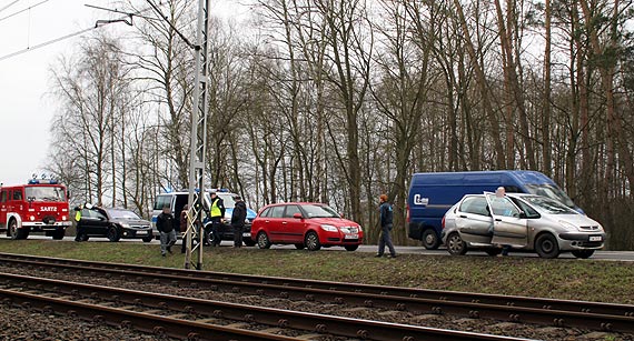 Kolizja dwóch aut osobowych na krajowej trójce