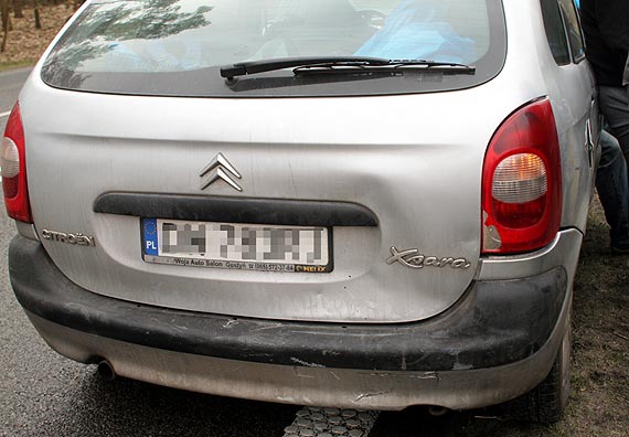 Kolizja dwóch aut osobowych na krajowej trójce