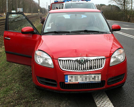 Kolizja dwóch aut osobowych na krajowej trójce