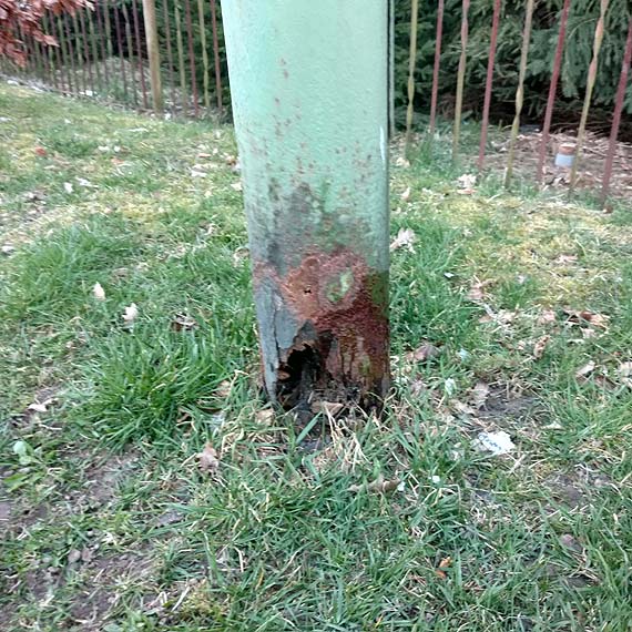 Skorodowana lampa w pobliżu szkoły grozi upadkiem