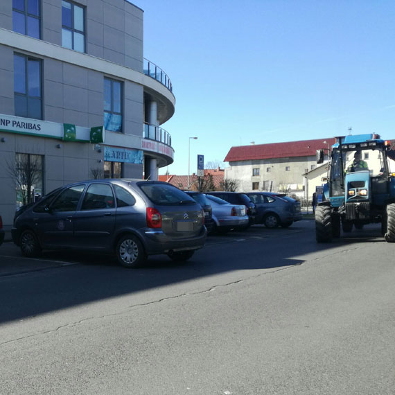 Mistrz kierownicy w akcji! Nie zacign hamulca rcznego i citroen zjecha na jezdnie