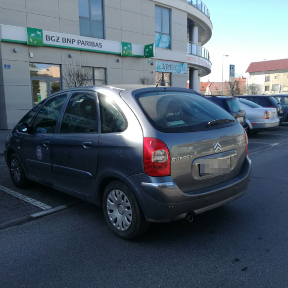 Mistrz kierownicy w akcji! Nie zacign hamulca rcznego i citroen zjecha na jezdnie