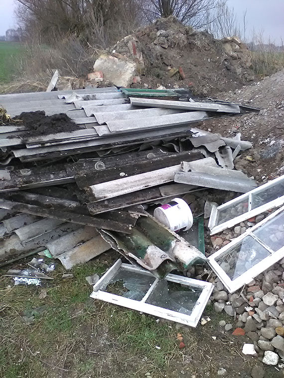 Czytelnik: Gra mieci budowlanych zalega w Jarzbowie. Kto si tym zajmie? 