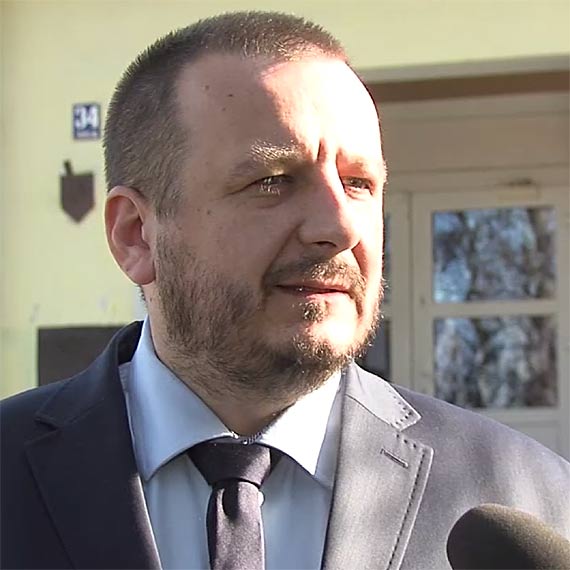 Sotys uskowa, Waldemar Dubrawski walczy o Publiczne Gimnazjum w Sierosawiu. Zobacz film! 