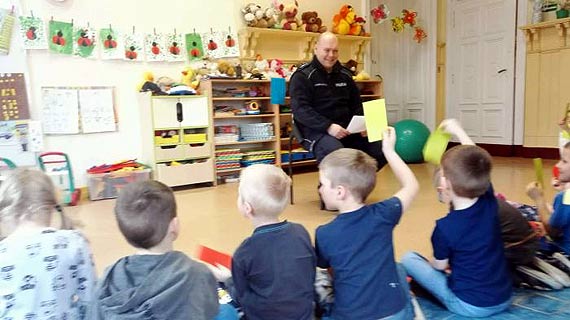 Dzieci z Przedszkola w Stuchowie odwiedził przedstawiciel KPP Kamień Pomorski