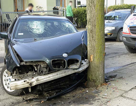 Nadmierna prdko kierowcy BMW? - samochd na drzewie, ranna osoba