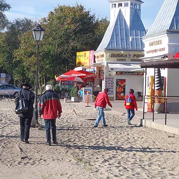 Mi�dzyzdroje: Trwa modernizacja placu przed molem. Tury�ci spaceruj� po placu budowy