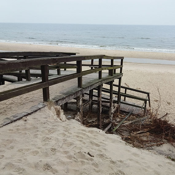 Zblia si sezon. Jedyne zejcie na pla w Wisece zniszczone