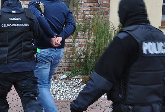 Rozbita zorganizowana grupa przest�pcza handluj�ca olejem smarowym